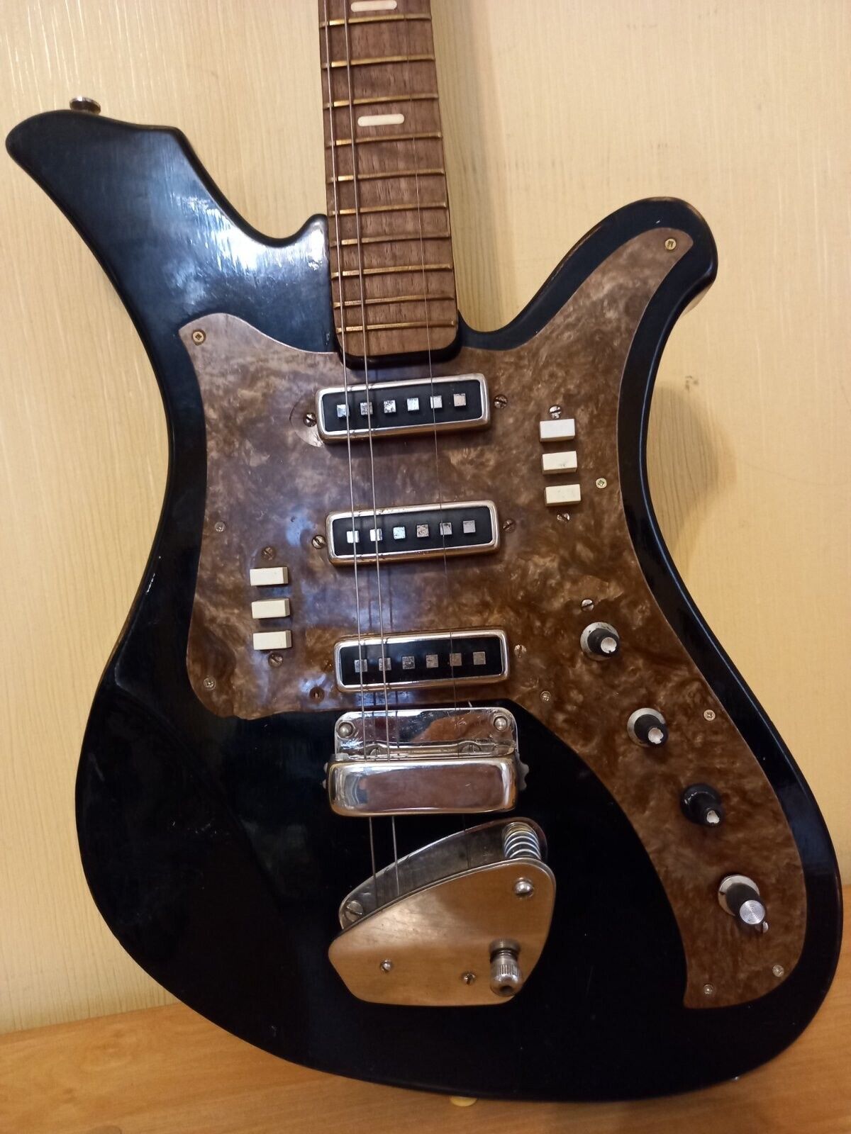 AELITA USSR SOVIET ELECTRIC GUITAR RUSSIAN 6 STRING VINTAGE AND RARE