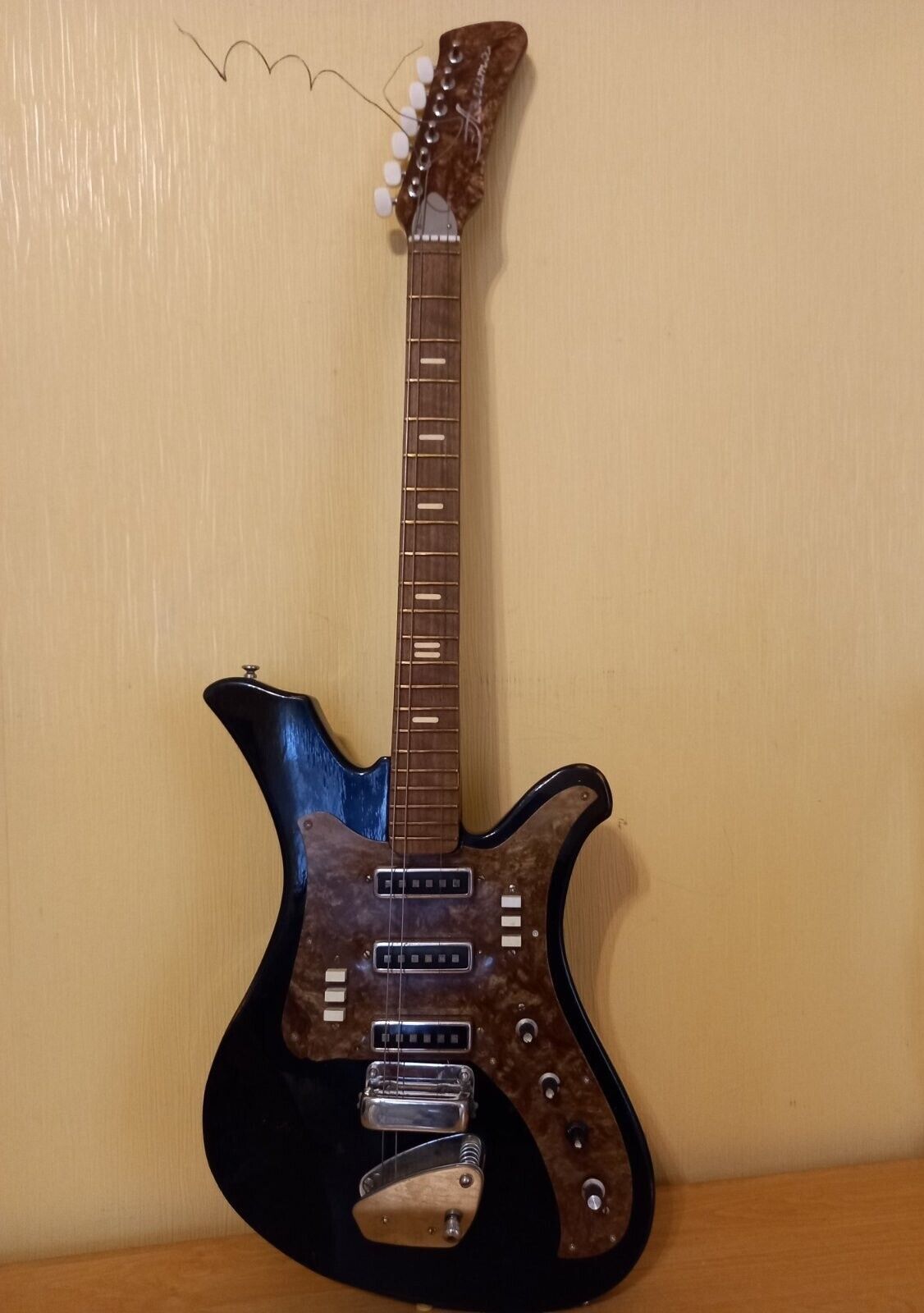 AELITA USSR SOVIET ELECTRIC GUITAR RUSSIAN 6 STRING VINTAGE AND RARE