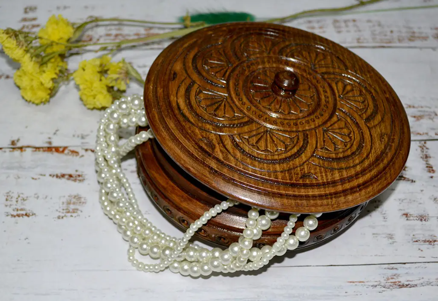 Exclusive themed wooden jewelry box/casket diameter 17 cm, high 8 cm Decor