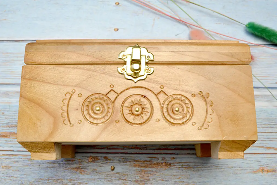 Exclusive themed wooden jewelry box/casket 18 x 9 x 10 cm (7 x 2.4x 3.9 inch)