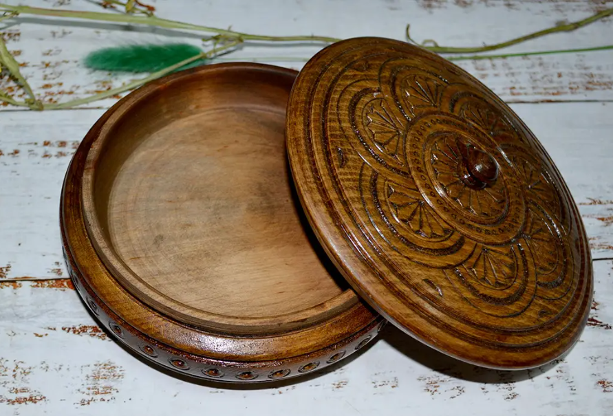 Exclusive themed wooden jewelry box/casket diameter 17 cm, high 8 cm Decor
