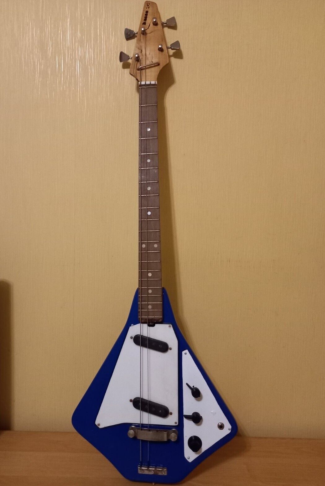 Jolana Basso lX Guitar Czechoslovakian Basso 9 Vintage and Rare