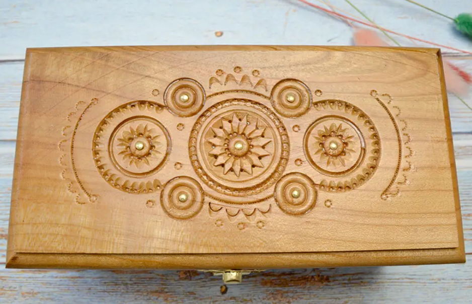 Exclusive themed wooden jewelry box/casket 18 x 9 x 10 cm (7 x 2.4x 3.9 inch)