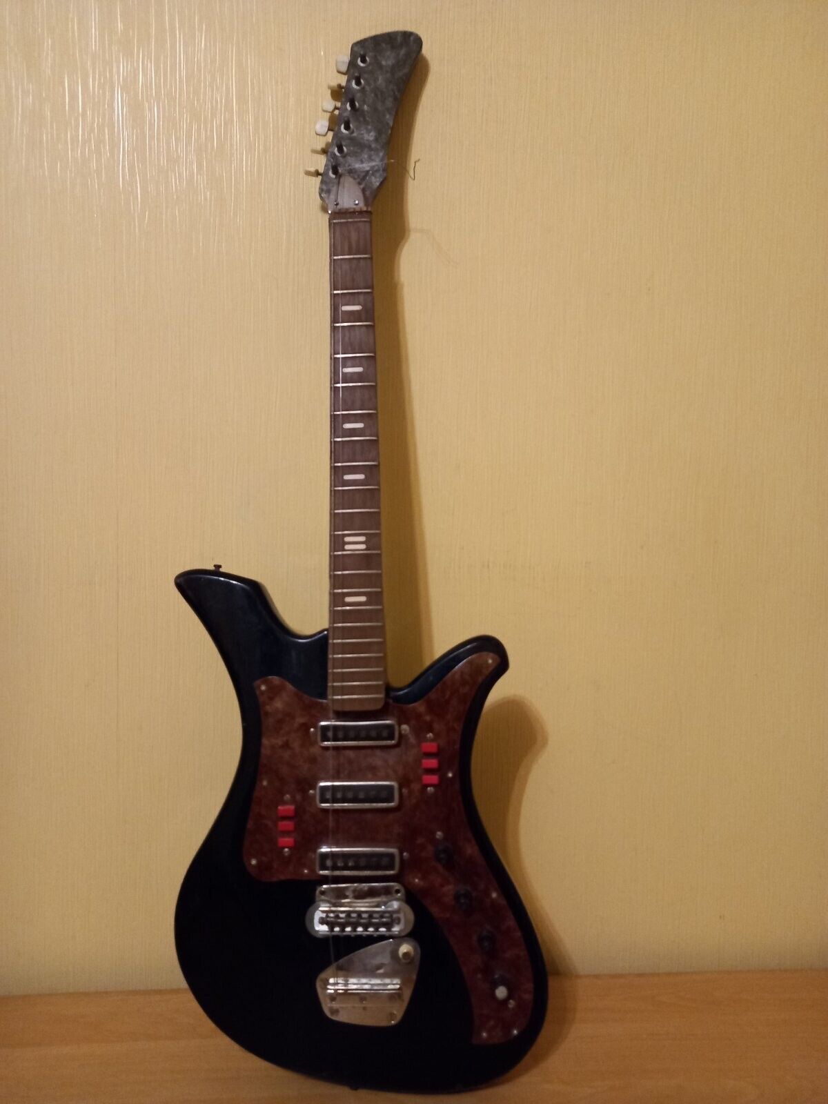 AELITA USSR SOVIET ELECTRIC GUITAR RUSSIAN OLD 6 STRING VINTAGE AND RARE