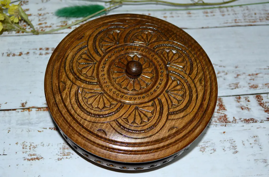Exclusive themed wooden jewelry box/casket diameter 17 cm, high 8 cm Decor
