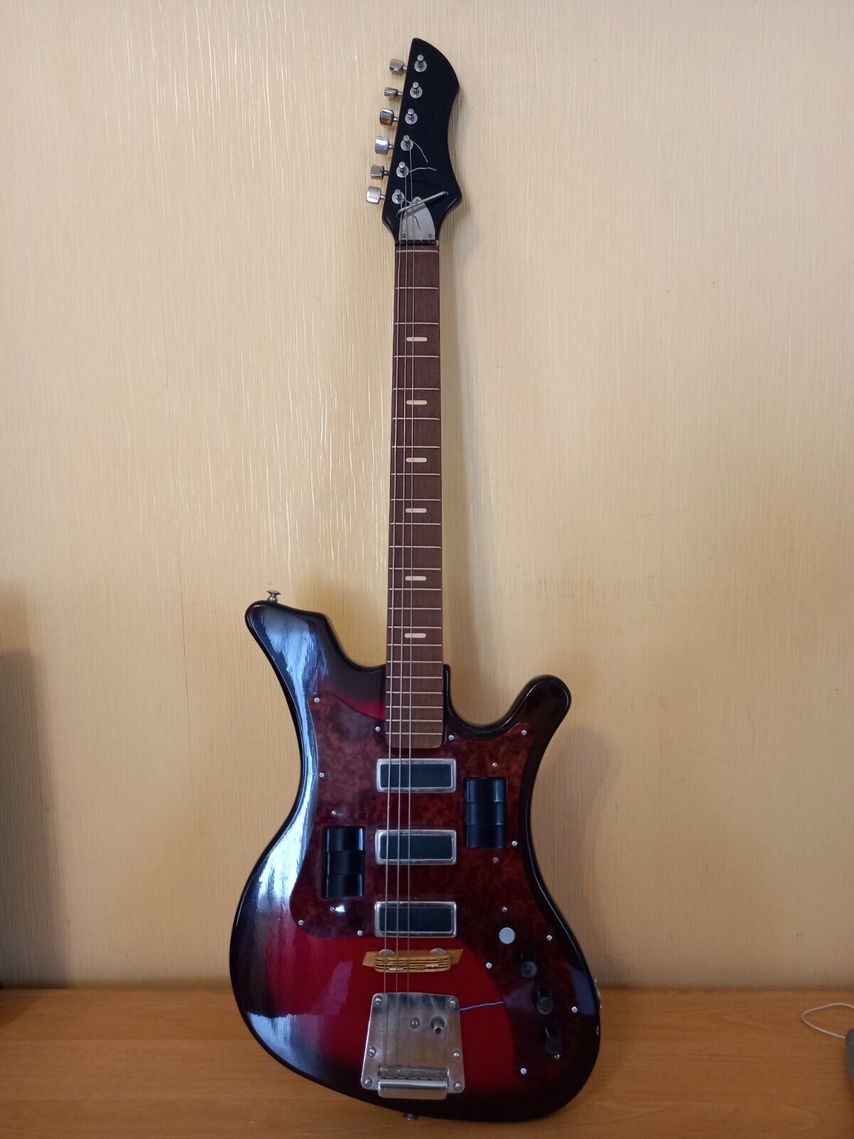 AELITA USSR SOVIET ELECTRIC GUITAR VINTAGE AND RARE