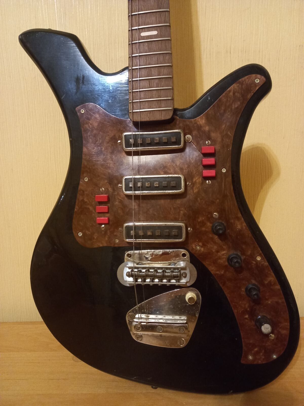 AELITA USSR SOVIET ELECTRIC GUITAR RUSSIAN OLD 6 STRING VINTAGE AND RARE