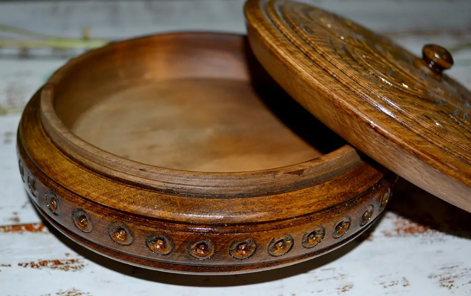 Exclusive themed wooden jewelry box/casket diameter 17 cm, high 8 cm Decor
